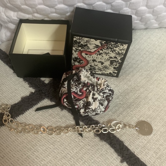 Gucci chain link choker necklace with pouch and box. - Picture 5 of 7